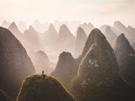 墾丁如何去知本？從生態觀點看，兩地皆是自然風景的瑰寶。墾丁以其豐富多樣的海灣、珊瑚礁和海岸植物為人所知；而知本則以清新的空氣和壯麗的山巒著稱。如何在旅行中探索這些獨特的地貌？以下將分層次地探討這個問題。